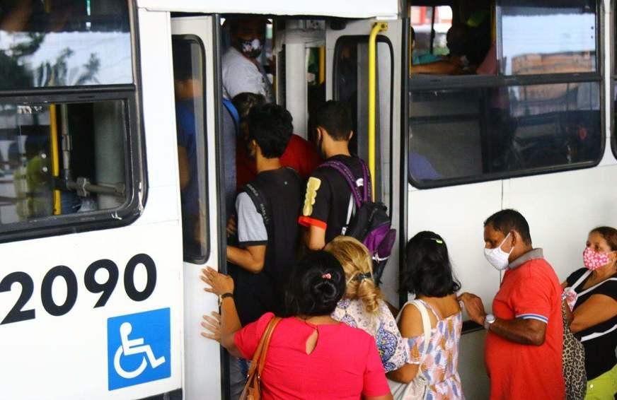 Com frota menor, trabalhadores e usu&aacute;rios do transporte ficam expostos &agrave;  Covid-19