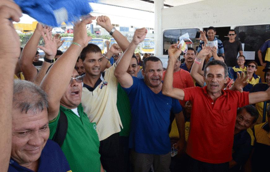  (Rodoviários e o presidente do sindicato, Givancir Oliveira (camisa azul) durante greve)