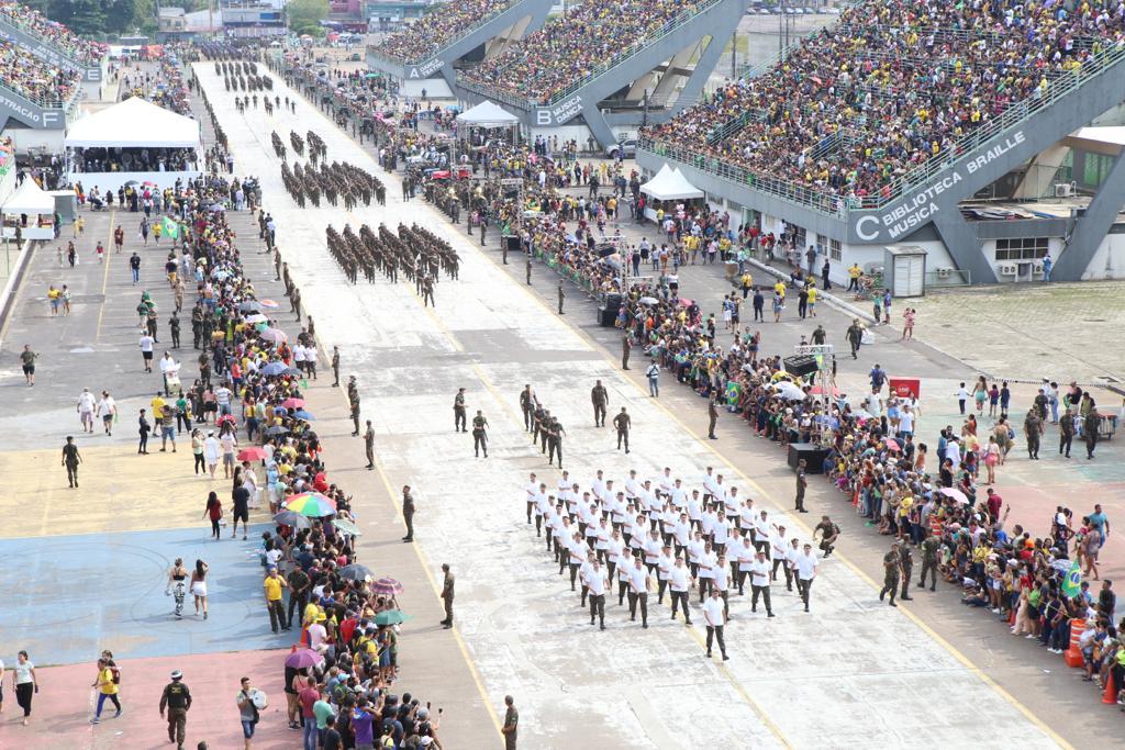 Público compareceu em peso ao desfile (Foto: Gilson Mello)