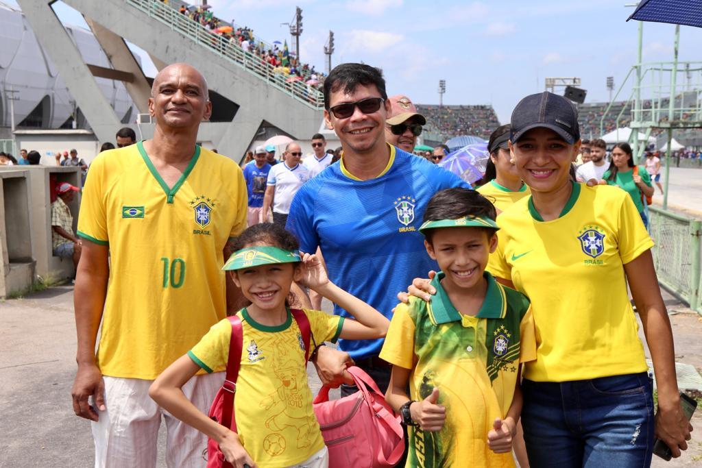 Famílias compareceram ao evento, a maioria vestindo verde e amarelo (Foto: Gilson Mello)