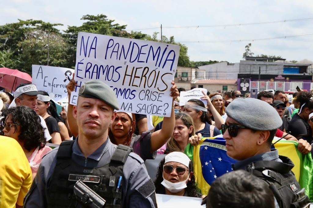 Enfermeiros fazem protesto em frente ao Sambódromo em defesa do piso salarial