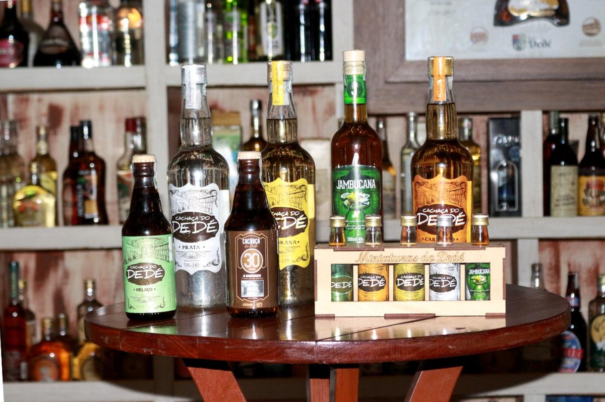 Atualmente a Cachaçaria do Dedé trabalha com oito rótulos originais e mais de 1100 outras marcas (Foto: Jeiza Russo)