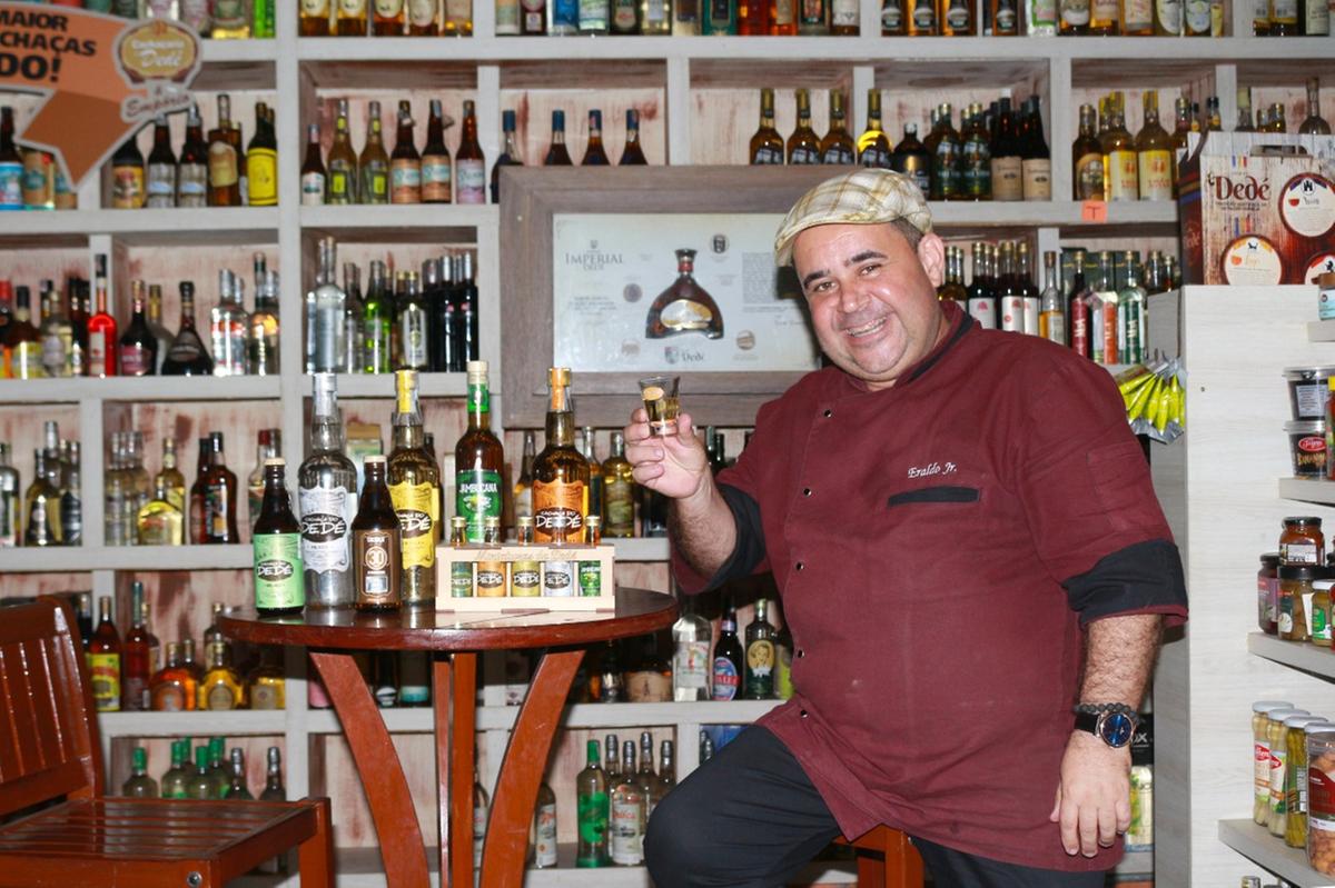 Eraldo Oliveira trabalha há 25 anos com o mercado de Cachaças e vê atualmente uma maior reconhecimento do produto internacionalmente (Foto: Jeiza Russo)