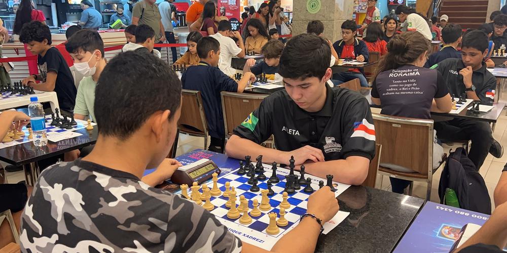 Primeiro dia de Torneio de Xadrez reúne crianças e jovens de
