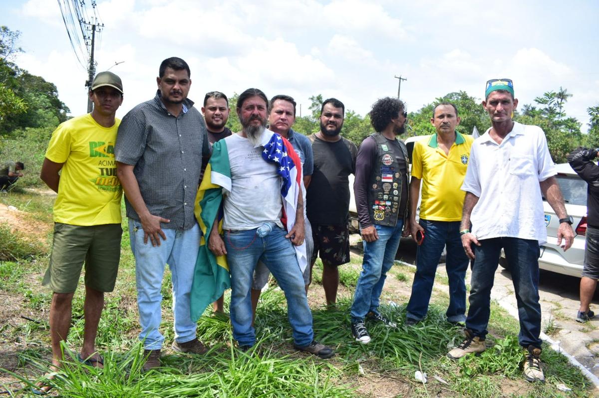 Manifestantes não aceitam o resultado das eleições e dizem que não querem ser governados por Lula (Foto: Junio Matos)