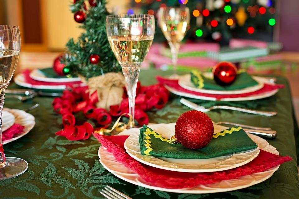 Como arrumar uma mesa de natal simples e bonita?