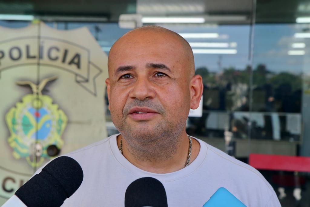 Sargento e pai de uma das vítimas de chacina na AM-010 acompanha prisão de suspeitos na DEHS (Foto: Gilson Melo)