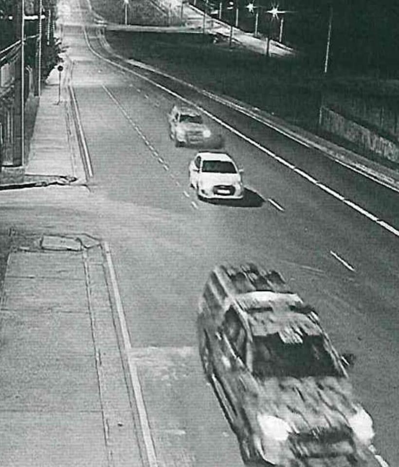 Veículo Ônix branco, cercado por duas viaturas da Rocam,  seguem pela Avenida Governador José Lindoso, a ‘Avenida das Torres’ (Foto: divulgação)