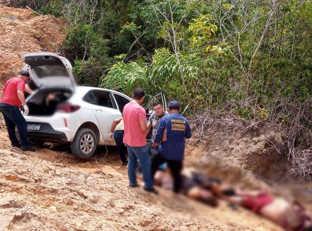 Carro com as quatro vítimas da chacina foi encontrato no ramal Água Branca, quilômetro 32, da rodovia AM-010, que liga Manaus a Itacoatiara. (Foto: divulgação)