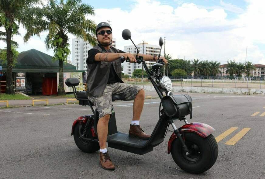  (Professor Maurício Sanchez conta que já está há quatro meses com sua motocicleta elétrica e não sentiu impacto na conta de luz - Foto: Iago Albuquerque)