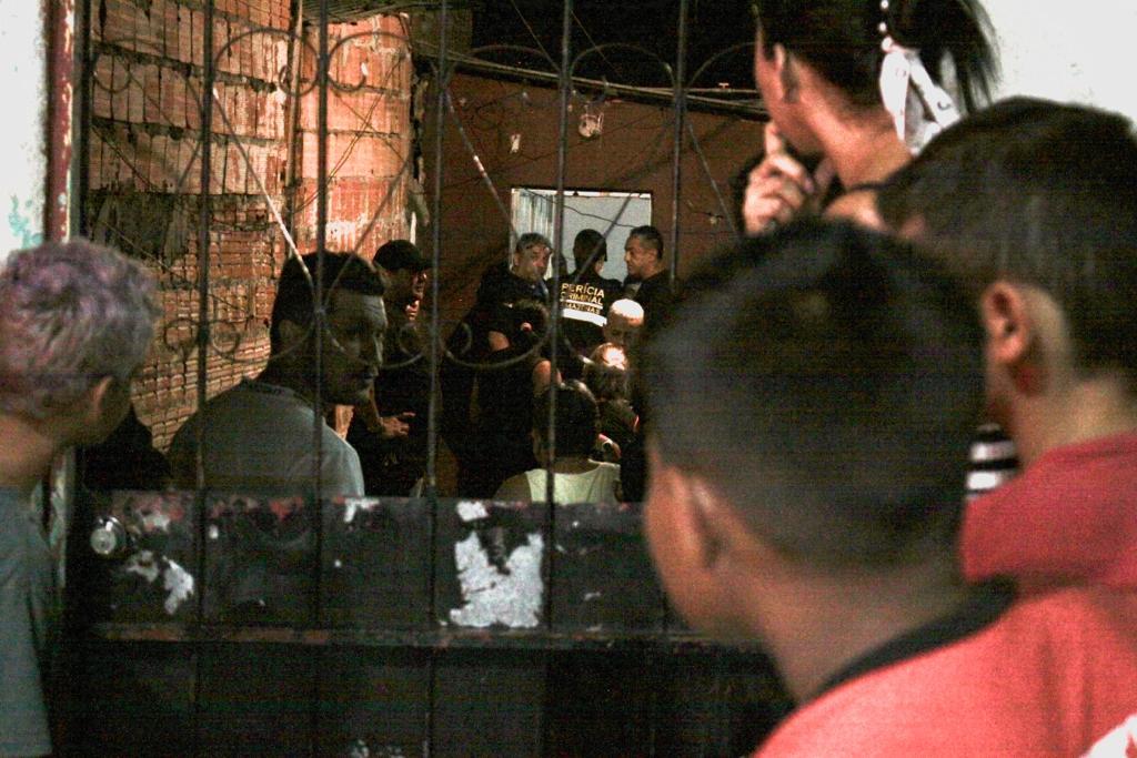 Crime aconteceu dentro da residência do músico, na Zona Norte de Manaus (Foto: Arlesson Sicsú)