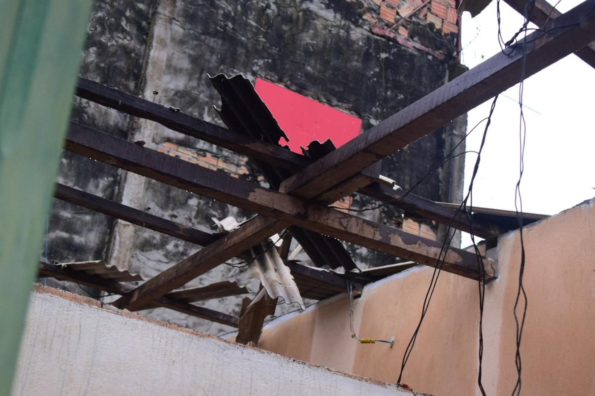 A forte explosão destruiu o imóvel e arrancou boa parte da estrutura do telhado (Foto: Junio Matos)