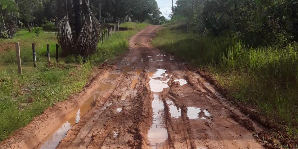 Com chuvas, estrada de chão se transforma em lama e prejudica moradores ...