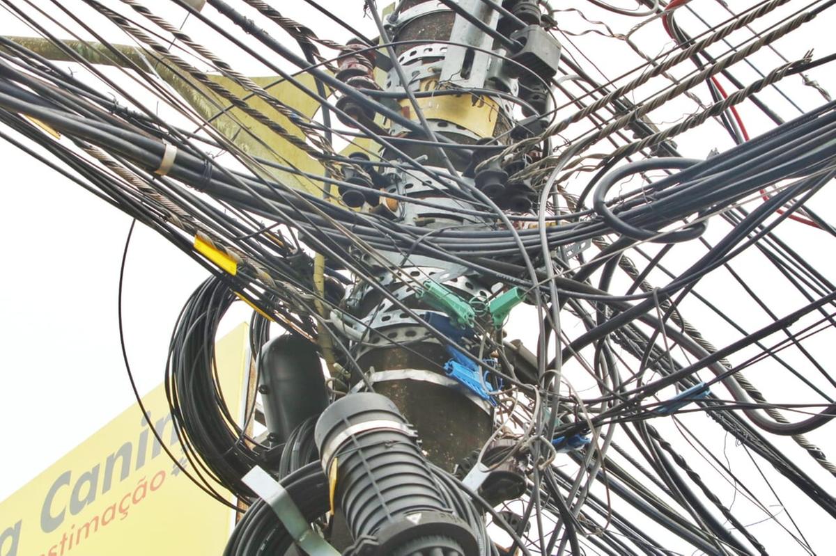 Concessionária de energia elétrica afirma que já retirou 3,2 toneladas de cabos irregulares dos postes de Manaus (Foto: Márcio Silva)