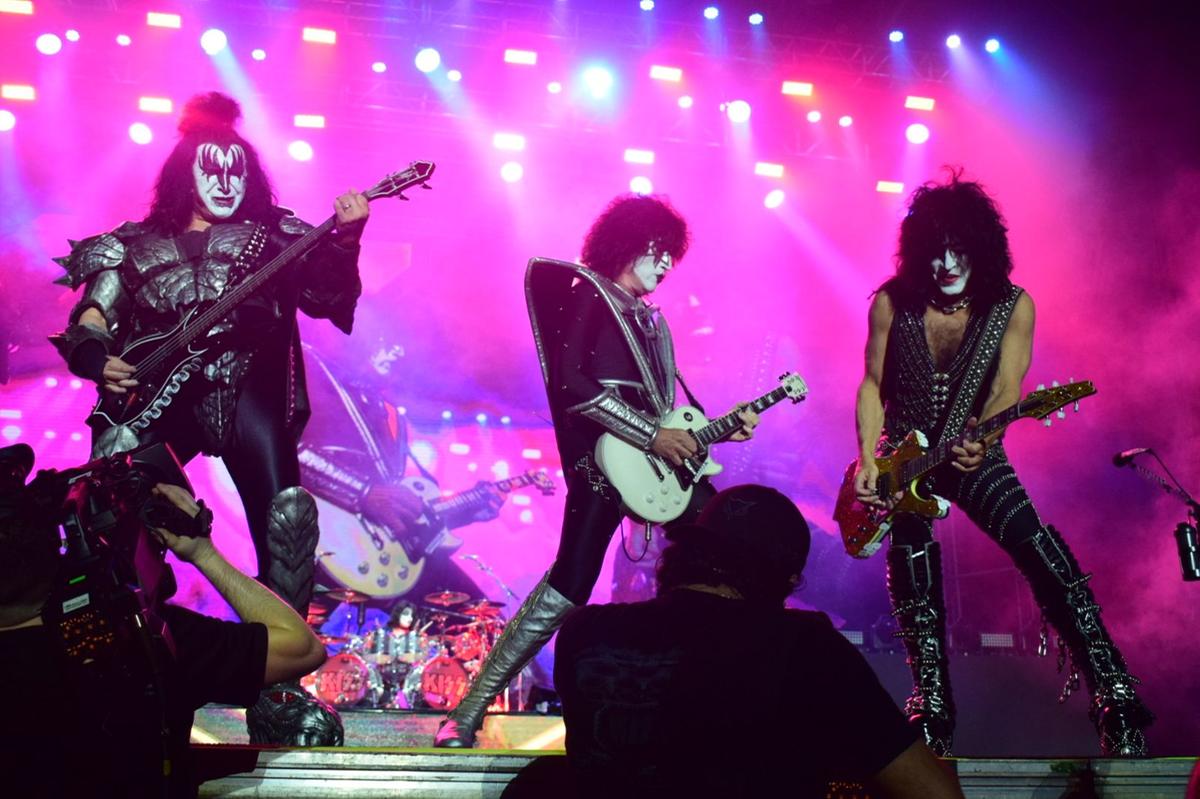 Logo após a pausa, Gene conseguiu retornar ao palco para prosseguir com o show (Foto: Junio Matos/A CRÍTICA)