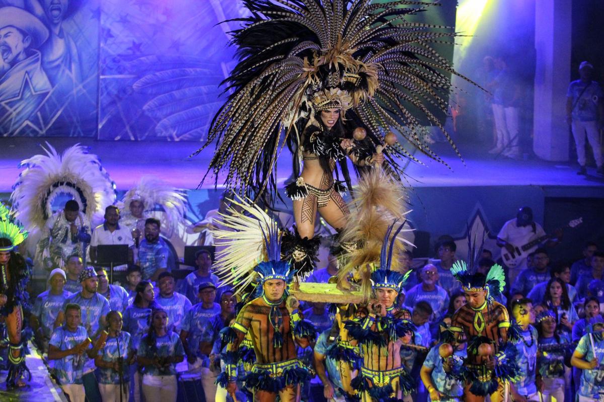A cunhã-poranga Marciele Albuquerque fez sua evolução embalada pela toada “Maracás do Rio Negro” (Foto: Jeiza Russo)