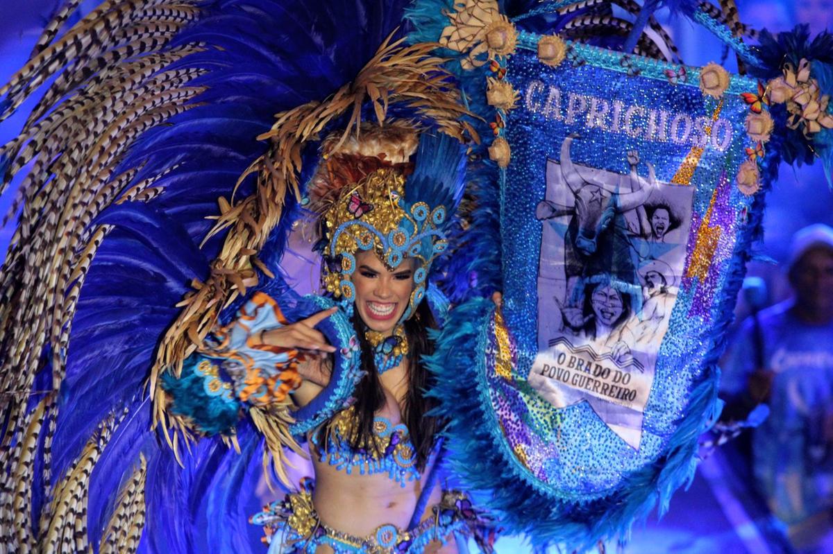 Marcela Marialva, a porta-estandarte do boi Caprichoso, mostrou toda a sua graça (Foto: Jeiza Russo)