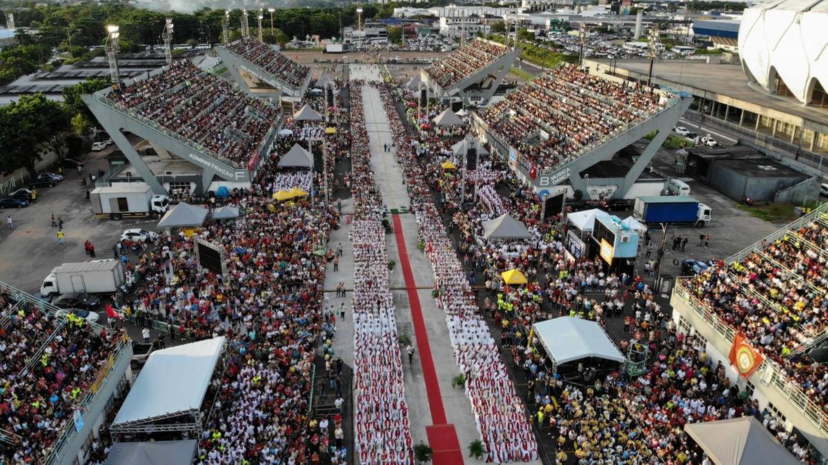 Organização estima que mais de 50 mil pessoas participam do Pentecostes deste ano (Foto: Márcio Silva / A Crítica)