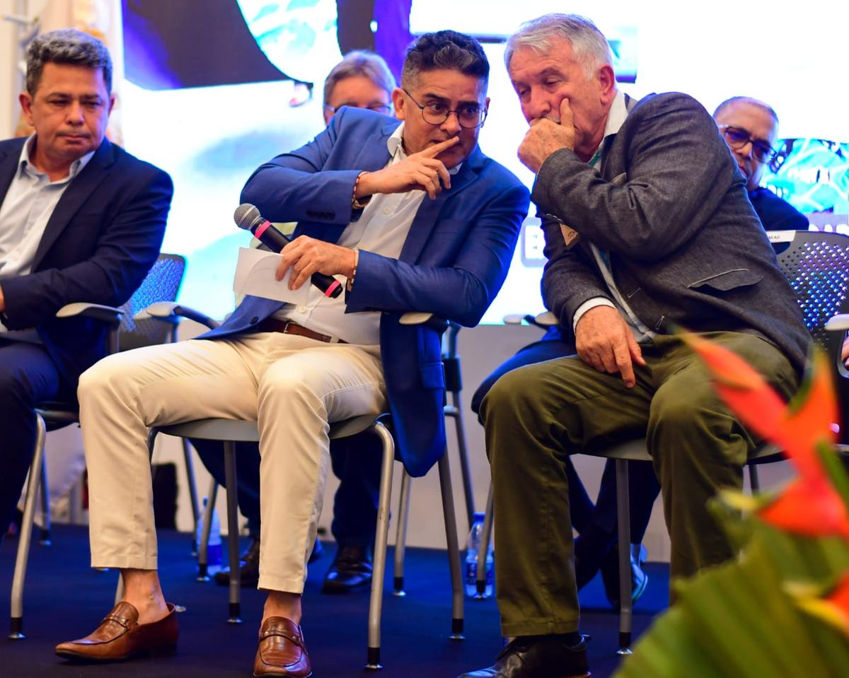 Prefeito David Almeida e secretário da Semmas, Antônio Ademir (Foto: Paulo Bindá)