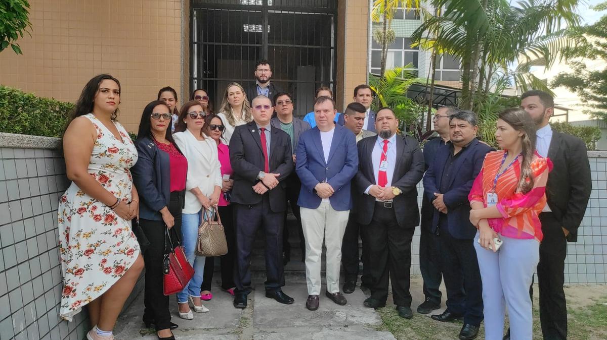 Comissão de Direitos e Prerrogativas e Valorização da Advocacia da OAB-AM em frente o fórum na tarde deste sábado (19) (Foto: Divulgação/OAB-AM)