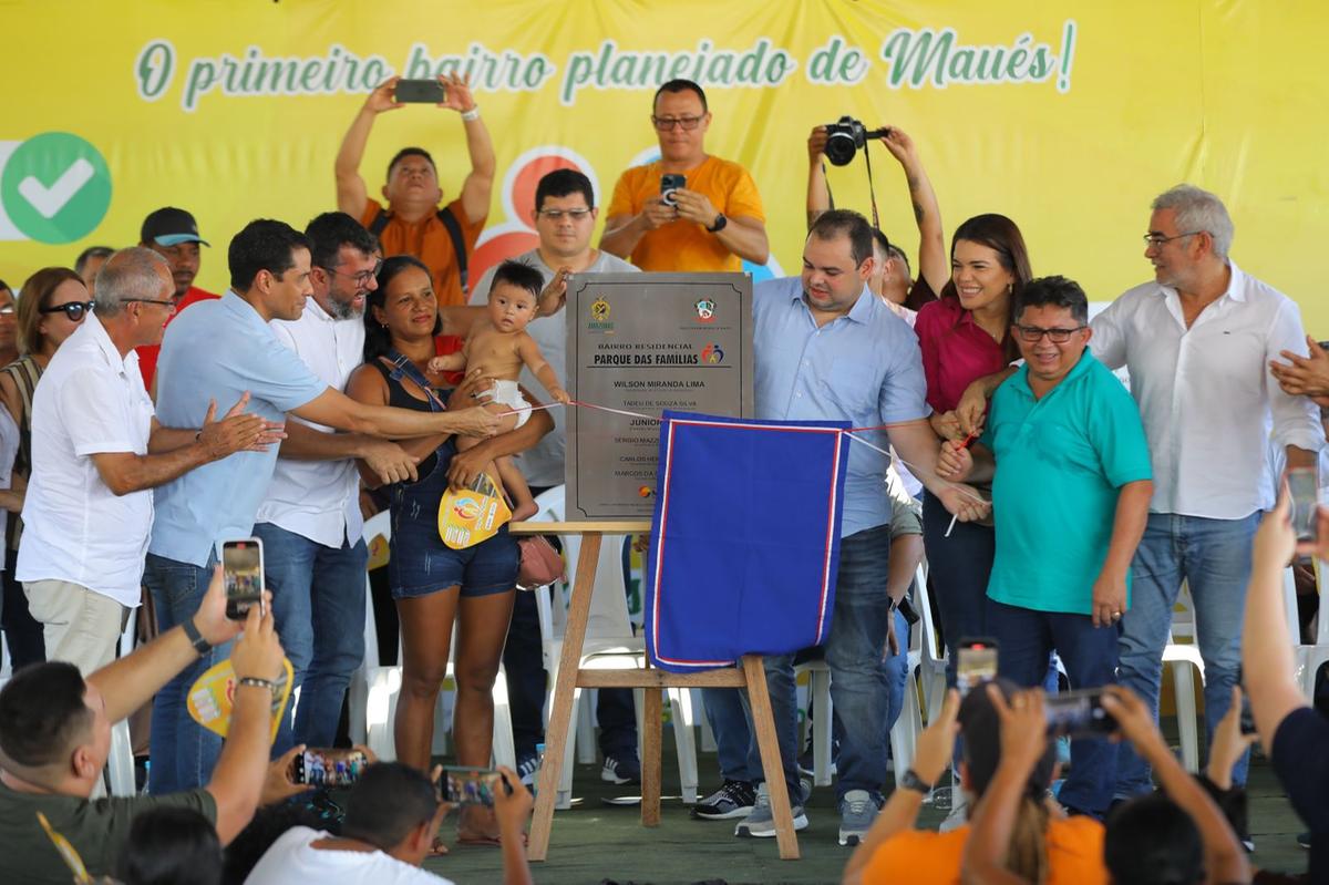 Participaram da entrega do loteamento o governador Wilson Lima, o prefeito Junior Leite, o presidente da ALE-AM, Roberto Cidade (Foto: Alex Pazuello/Secom)