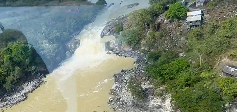 Imagens aéreas da cachoeira poluída pelo garimpo ilegal. Local não informado. (Foto: Divulgação/Ibama)