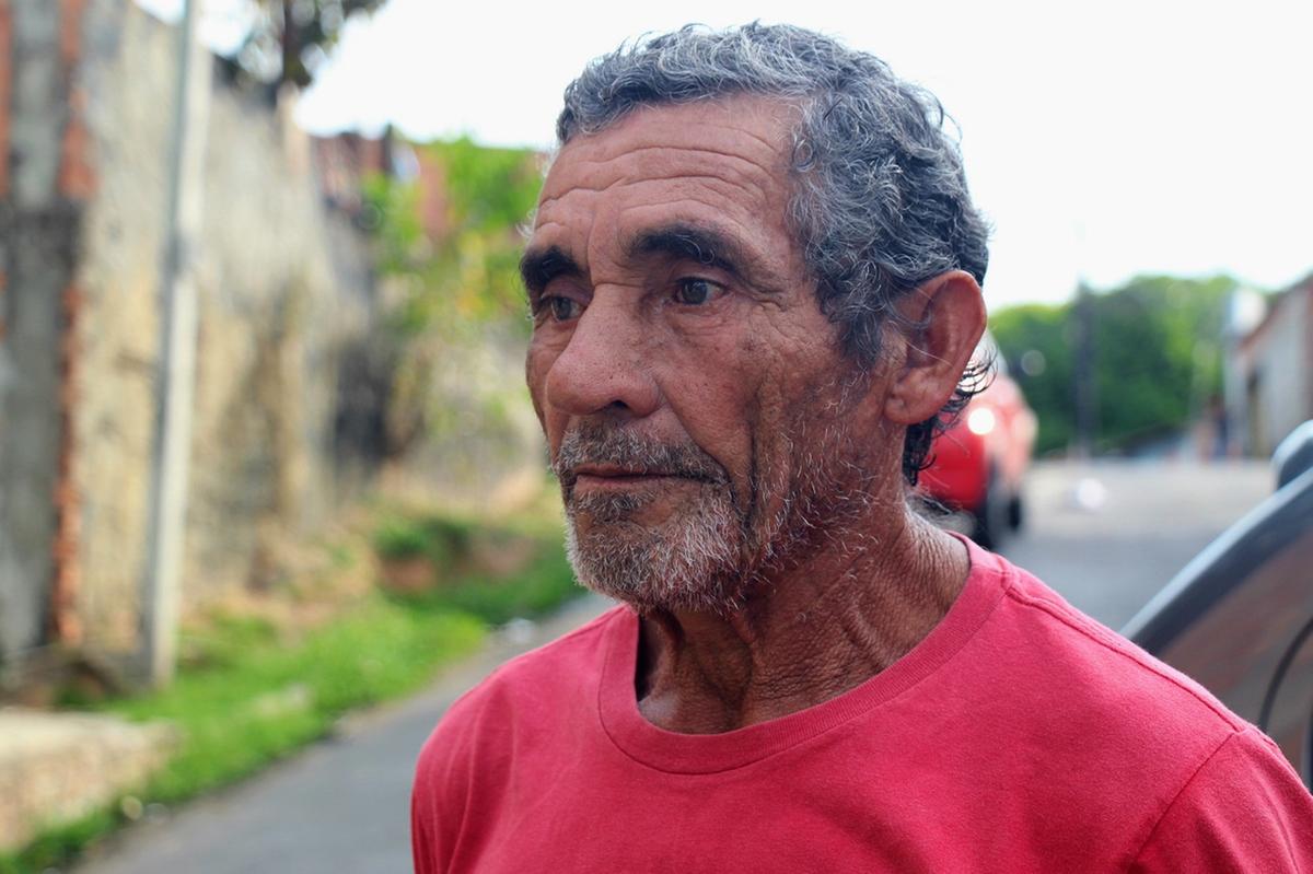 José Paulo Moreira, 62, é pescador e mora numa casa flutuante no Lago do Aleixo, no bairro Colônia Antônio Aleixo (Foto: Jeiza Russo)