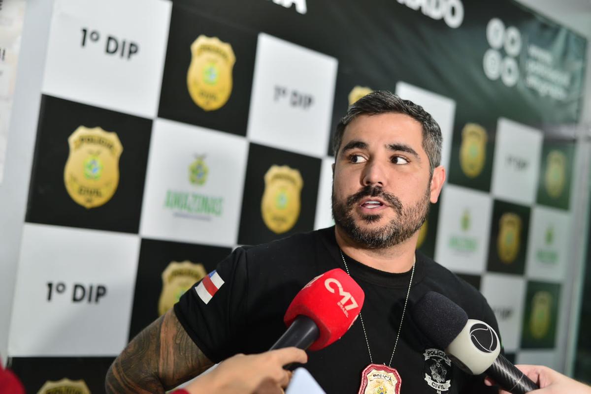 Delegado Cícero Túlio orienta a população a sempre verificar se o motorista é o mesmo que está na foto cadastrada em aplicativos de viagens (Foto: Junio Matos / A Crítica)