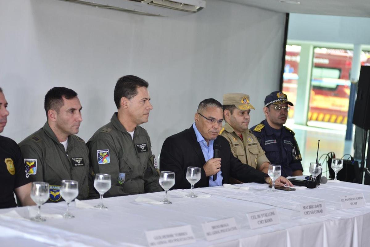 Uma entrevista coletiva foi realizada ainda na base aérea para explica as próximas diligências sobre o caso (Foto: Junio Matos/ACrítica)