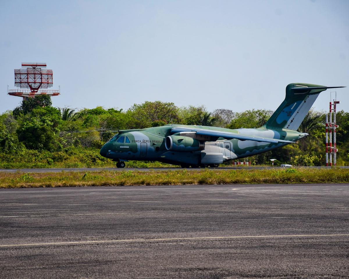 O avião da FAB decolou do aeroporto de Ponta Pelada (Foto: Paulo Bindá/A CRÍTICA)