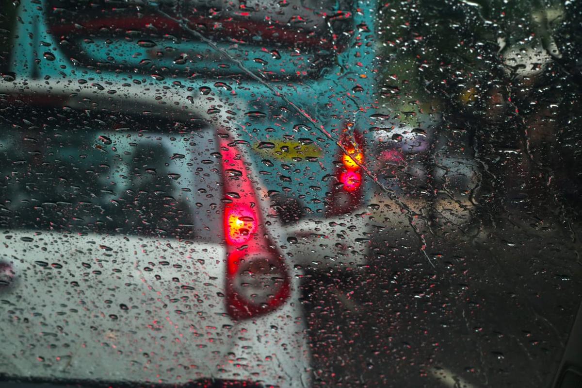 Diversos pontos de Manaus foram afetados pela forte chuva após a capital ter amanhecido coberta por fumaça (Foto: Márcio Silva/A CRÍTICA)
