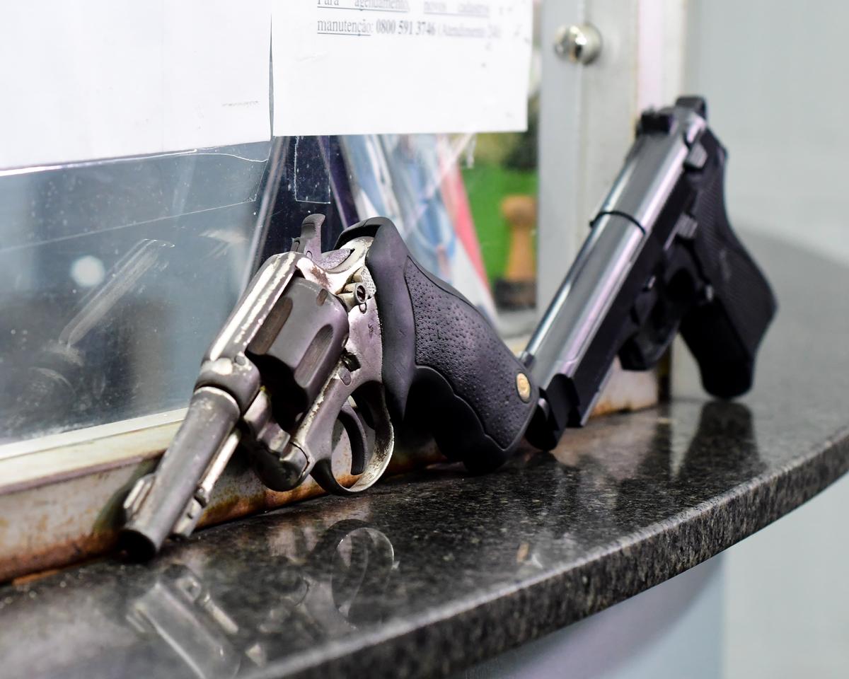 Com os suspeitos a Polícia encontrou duas armas de fogo (Foto: Paulo Bindá)