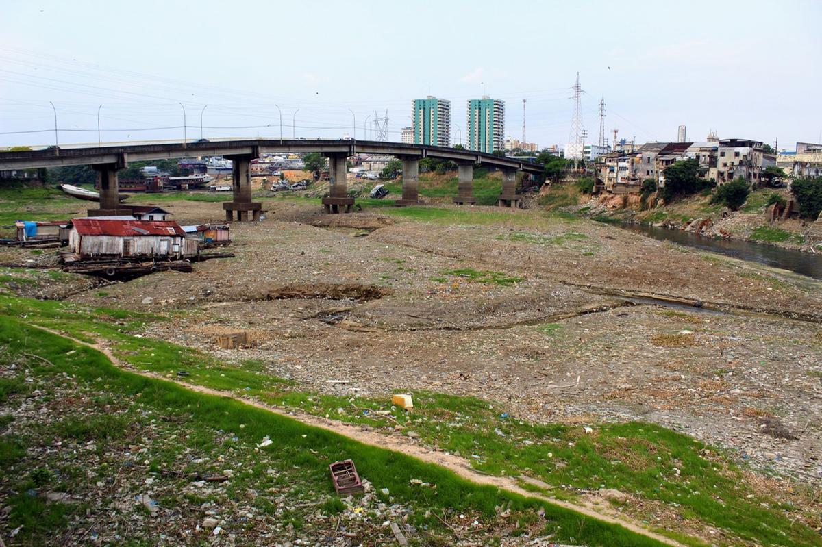 Com a forte vazante, problemas antigos são evidenciados na região da orla de Manaus, como a quantidade descomunal de lixos e demais resíduos sólidos (Foto: Jeiza Russo/A CRÍTICA)