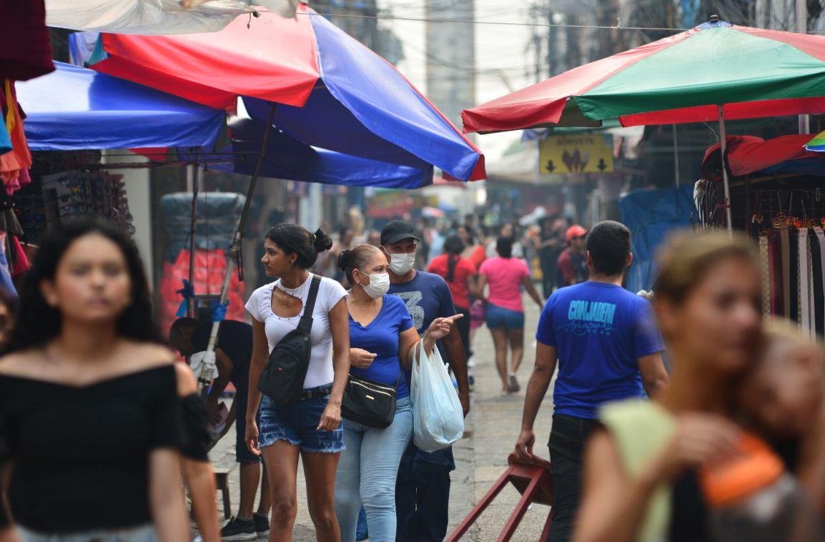 Pessoas, no Centro de Manaus, utilizam máscaras para evitar possíveis problemas respiratórios causas pela inalação de fumaça (Foto: Junio Matos)