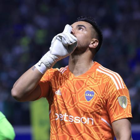 Tantas penalidades ao longo da trajetória xeneize consagram o goleiro Romero como grande destaque da equipe, autor de duas defesas em cada uma das três fases citadas. (Reprodução)