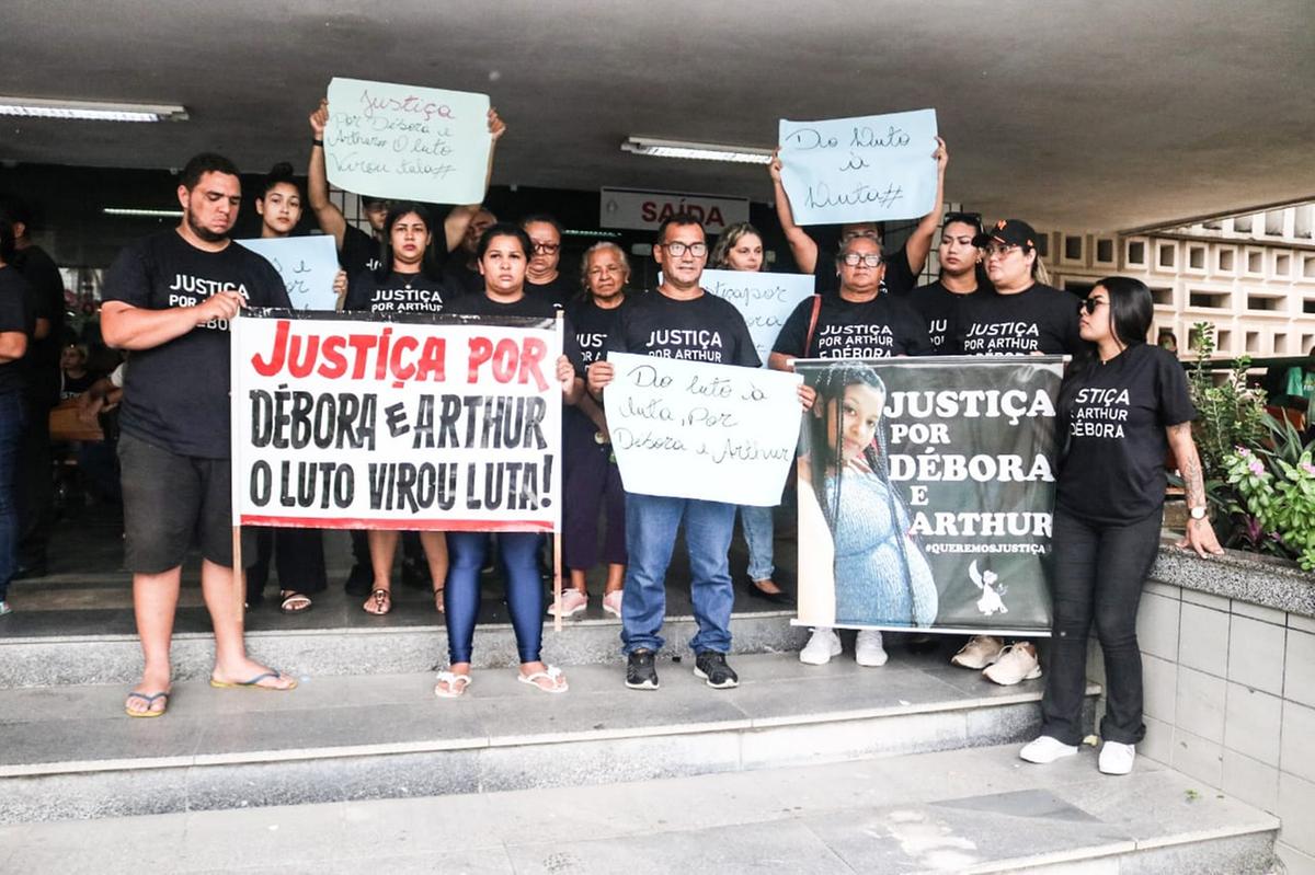 Familiares e amigos de Débora clamam por Justiça em frente ao Fórum Henoch Reis (Foto: Márcio Silva / A Crítica)