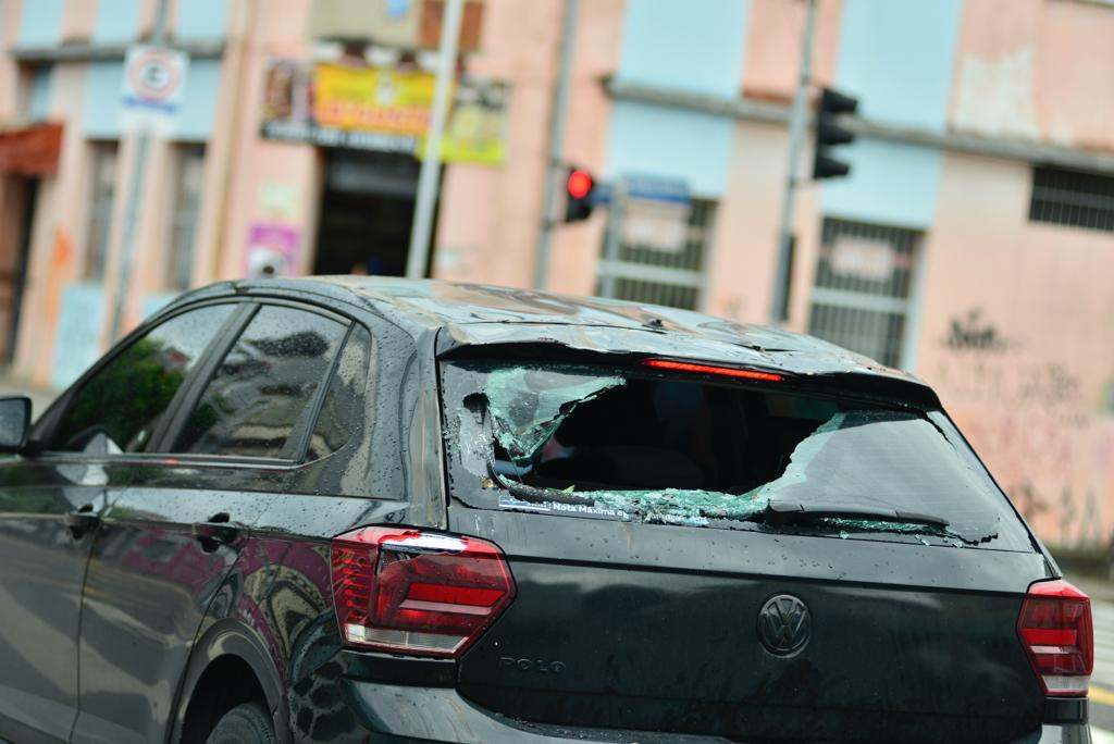 Alguns veículos que esperavam a abertura do semáforo foram atingidos e ficaram danificados pela árvore tombada (Foto: Junio Matos/A CRÍTICA)