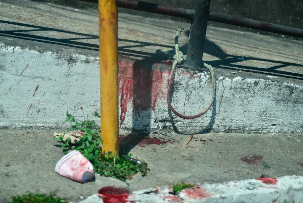O homem chegou a ser amarrado a um corrimão para que não fugisse do local. Marcas da violência podem ser vistas por toda parte (Foto: Junio Matos/A CRÍTICA)