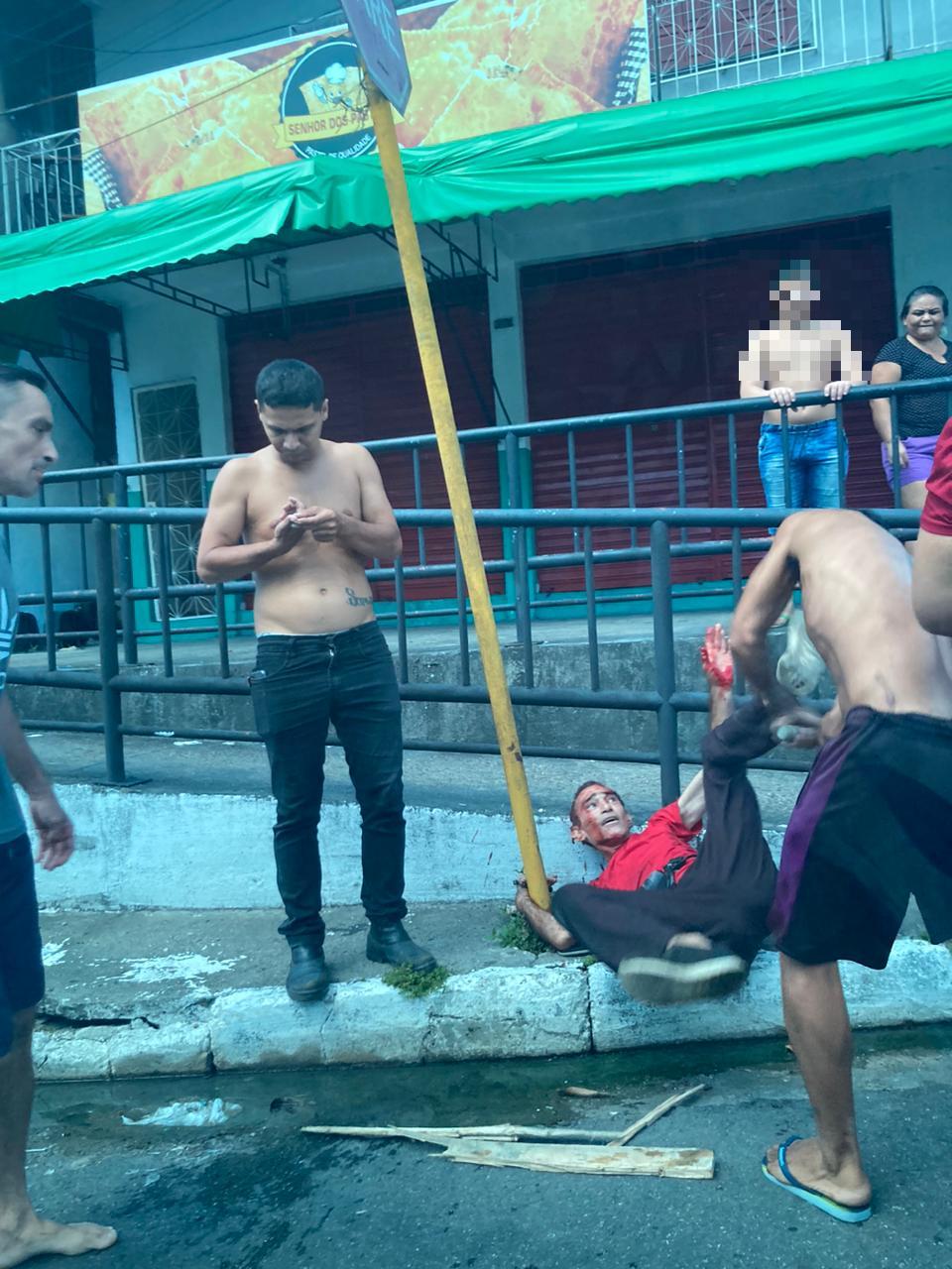 O momento das agressões foi flagrado pela equipe de A CRÍTICA (Foto: Karol Pacheco/A CRÍTICA)