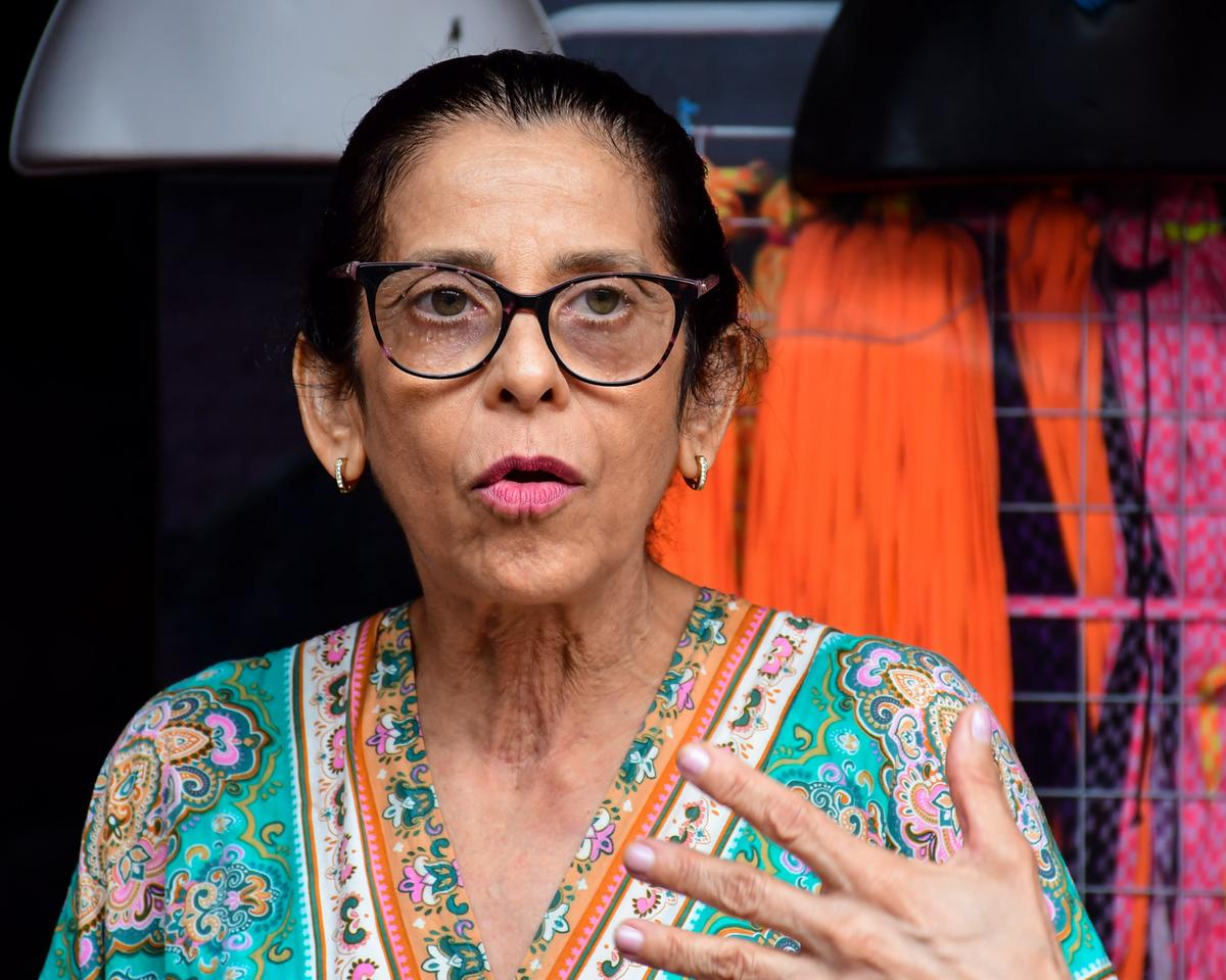 Comerciante Vera Lúcia Sarkis, 59 anos, não conseguiu abrir o estabelecimento (Foto: Paulo Bindá)