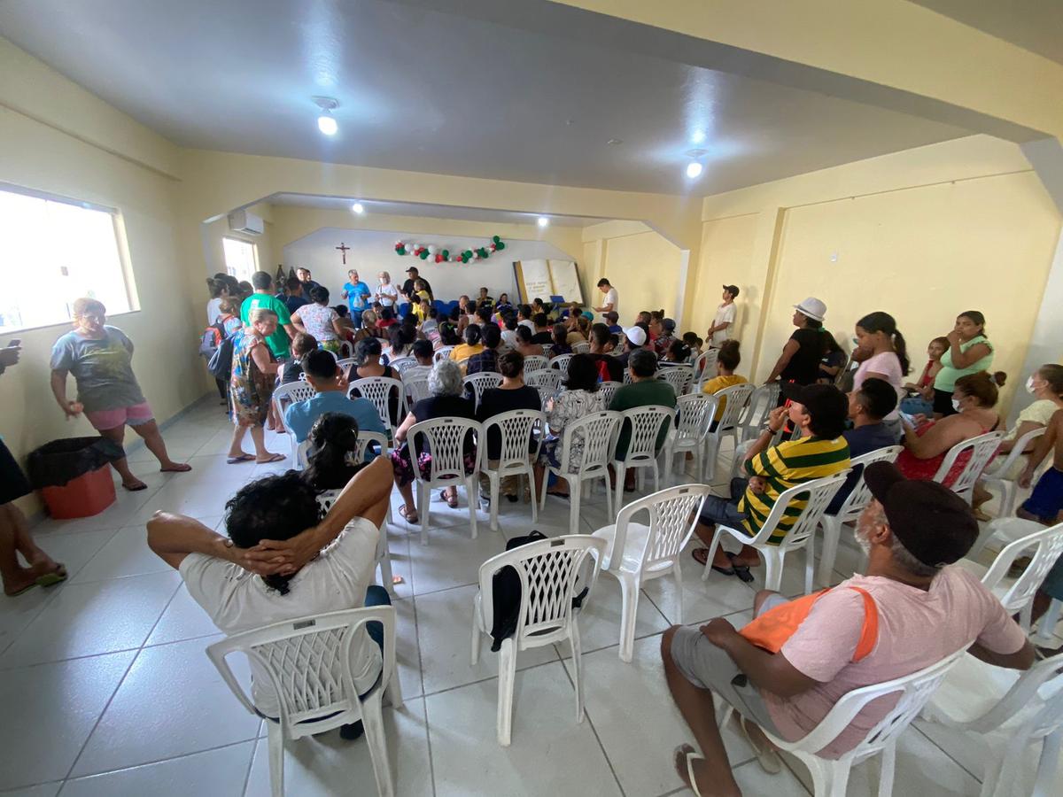 As famílias atingidas foram levadas em micro-ônibus para o auditório do Santuário Nossa Senhora Aparecida. (Foto: Waldick Junior/ A Crítica)