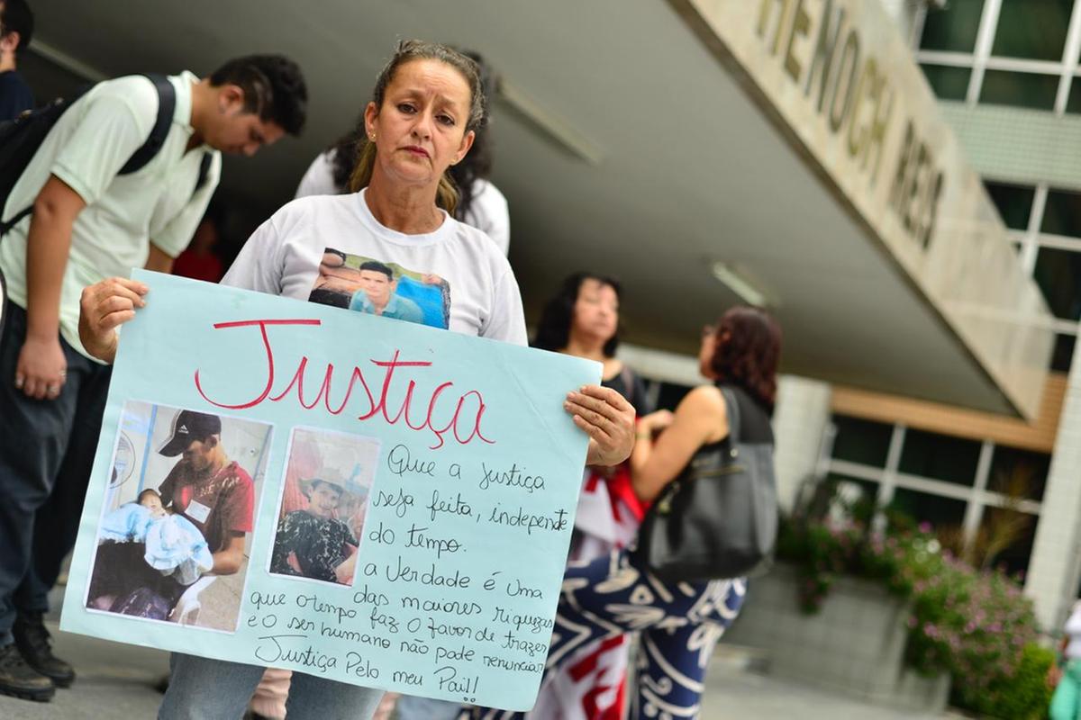 Familiares das vítimas pedem justiça (Foto: Junio Matos)