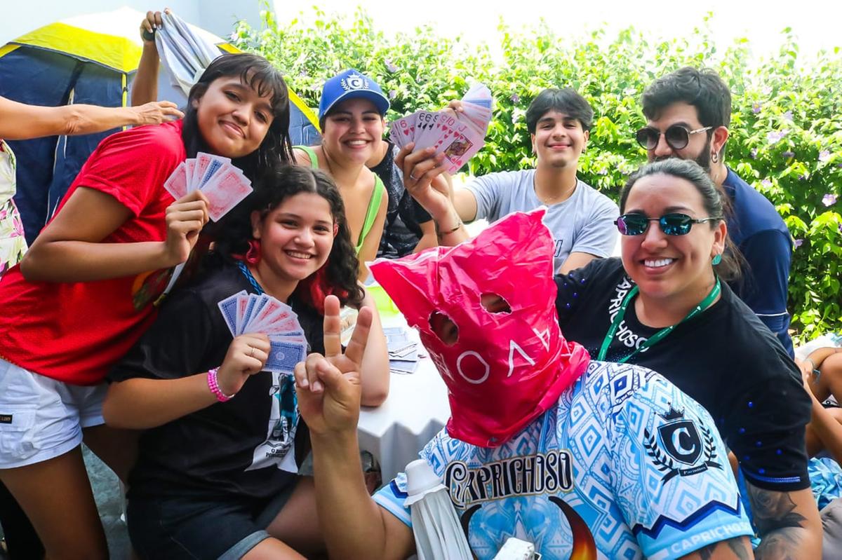 Criatividade: enquanto as vendas não iniciam, resta aos torcedores aguardar e gastar o tempo na fila para os ingressos (Foto: Márcio Silva/A CRÍTICA)