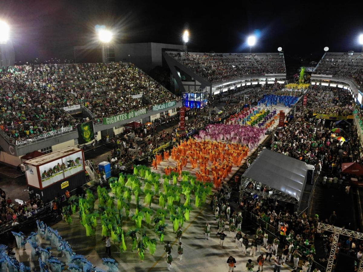 Escolas de samba do grupo especial tomaram o Sambódromo de Manaus (Foto: Márcio Silva)