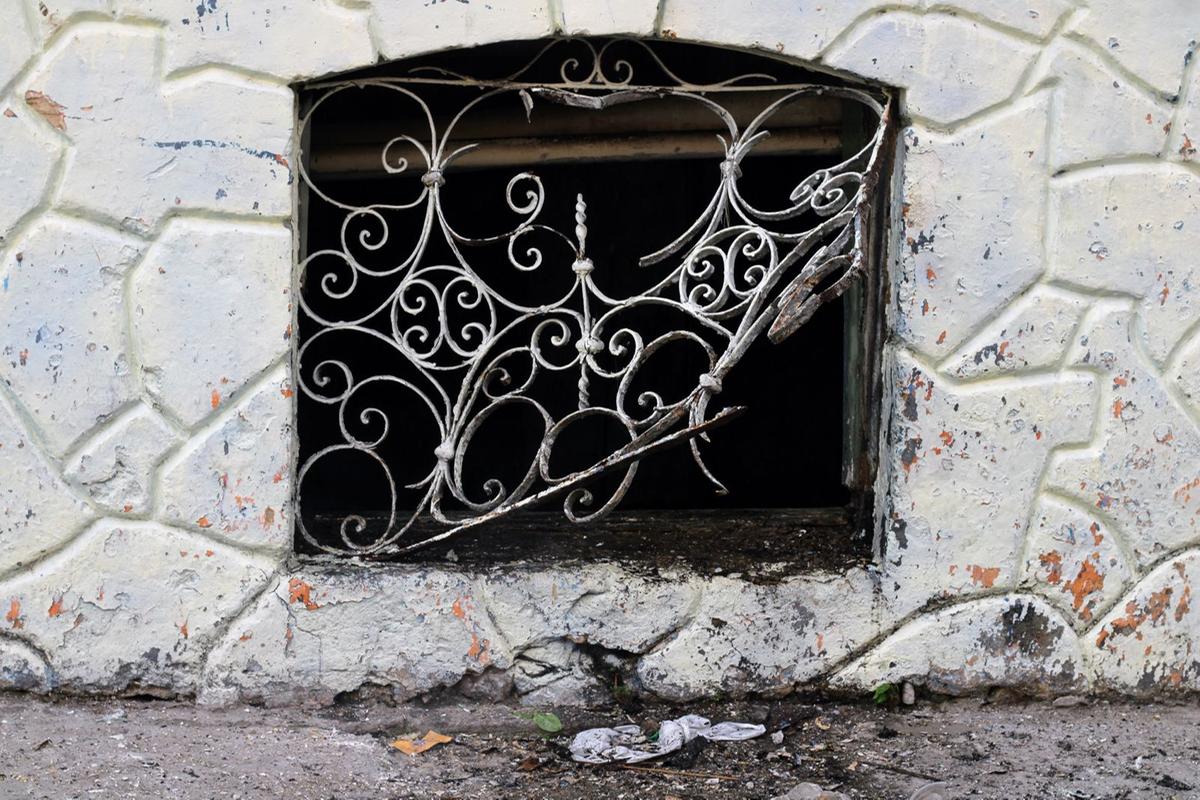 Grades do imóvel foram cerradas para que os moradores pudessem sair (Foto: Jeiza Russo)
