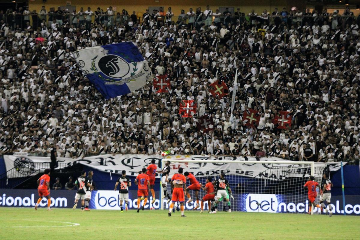 Torcida amazonense foi em peso acompanhar a partida do Vasco (Foto: Jeiza Russo)