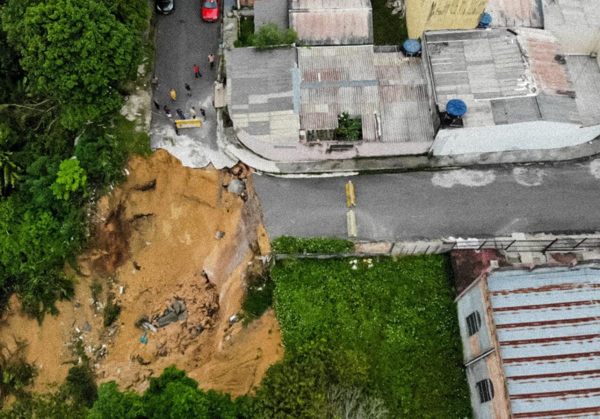 O barranco vem aos poucos destruindo parte das ruas e ameaça as residências do local (Foto: Márcio Silva/A CRÍTICA)