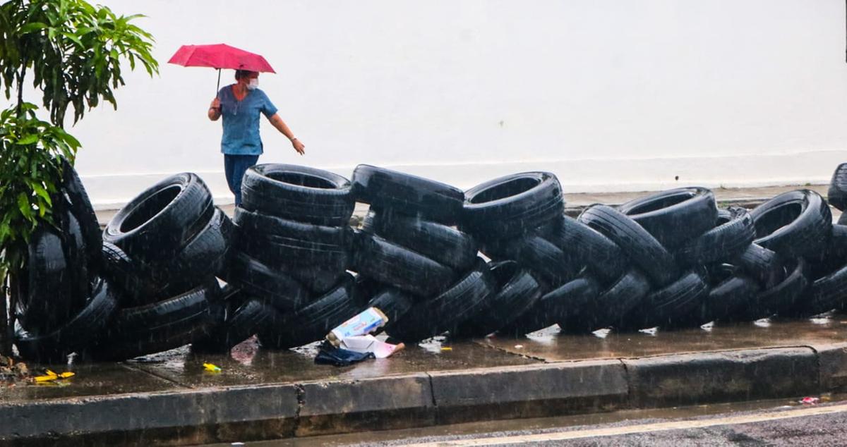 Pneus acumulados em frente a Unidade de Saúde de Manaus viram foco de mosquitos 1 Além do risco dos mosquitos, o local também é utilizado como lixeira viciada (FOTO: Márcio Silva/A CRÍTICA)