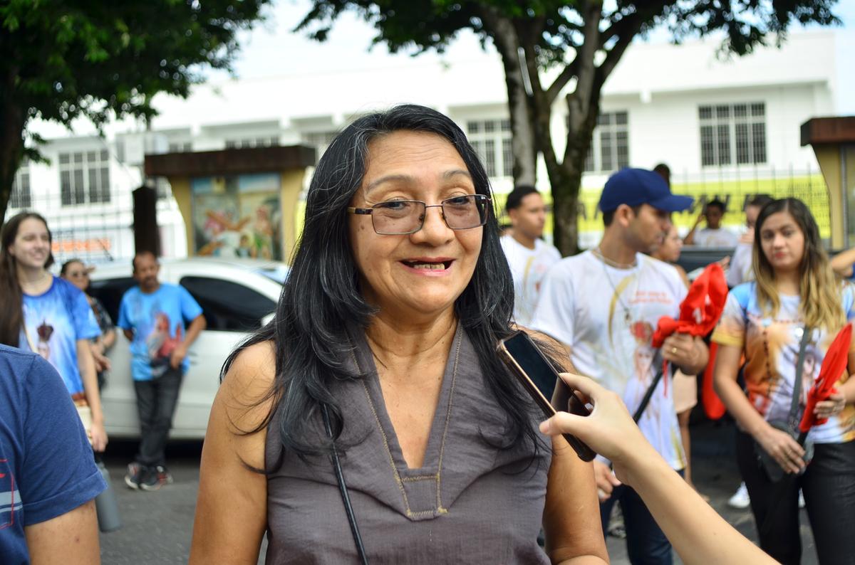 A devota Fátima Fernandes participa da procissão todos os anos, tradição que vem desde criança com sua mãe (Foto: Daniel Brandão)