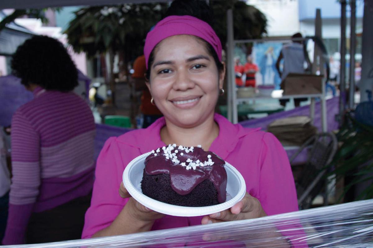 A confeiteira, Daiane Correa tornou-se especialista em doces feitos com o ouro negro da Amazônia. (Foto: Semcom/Codajás)